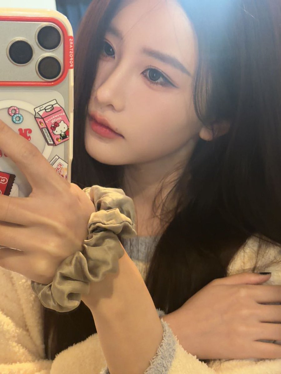 cherryxiaoyiii_'s tweet photo. zhoubao said these selfies were taken bfr she got sick🥹🫳🏻 https://t.co/jYU4bb7hx4