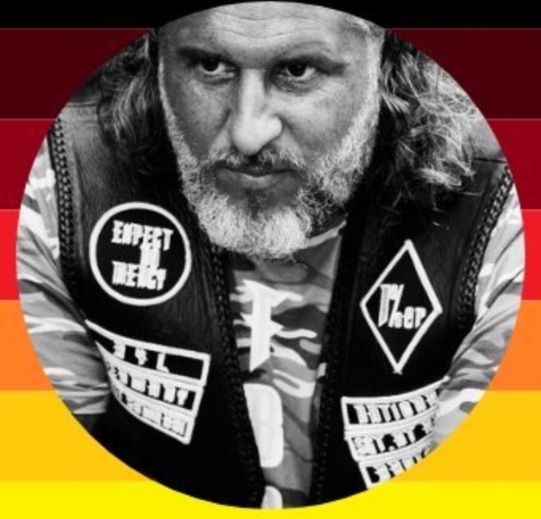 <a href="/TimKoffiziell/">Tim Kellner</a> Dieses Bild wäre jedenfalls ein olfaktorischer Schlag: eine Mischung aus ungewaschenem Lederkult, testosteronfeuchtem Proberaum, Aschenbecher-Mystik und dem trotzig-sauren Duft eines Mannes, der seit Jahren nur noch mit seinem eigenen Mythos duscht.😄