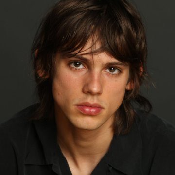 Owlcheee's tweet image. The concept of 46 yrs old Lin Manuel Miranda and 53 yrs old Jason Mantzoukas being his baby brothers