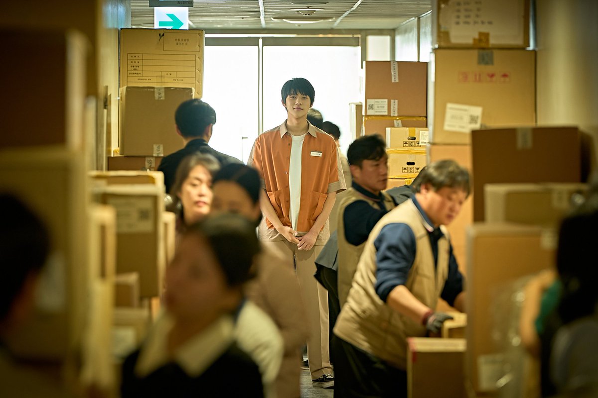 <파반느> 후기 
어둠속에 잠식된 삶을 살던 김미정이 빛과 같은 존재 이경록을 만나 알을 깨고 밖으로 나온 이야기 
사랑 보다 더 상위버전의 어떠한 감정을 깨닫게 되는 영화였다 
인생이란 누군가는 떠나고 곁에서 멀어지지만 그럼에도 기억으로 함께하는 삶에 대한 이야기🥹 
좋아씀