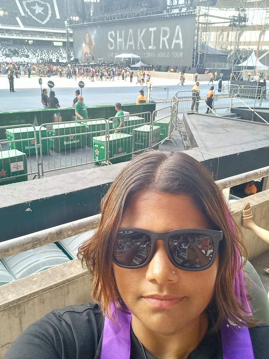 Aline94s's tweet photo. @santander_br @Shakira_Brasil @ShakiraPDBrasil Sou fã da Shakira há mais de 20 anos, ano passado após muita luta consegui ir em um show no Rio, também vi ela em Copacabana e fiquei 1 hora chorando, sei cada musica, cada toque e som, queria um vip é o meu sonho ver o show perto, sempre vai ser #Shakicabana #SantanderConLaReina https://t.co/bTYo4R1l1A