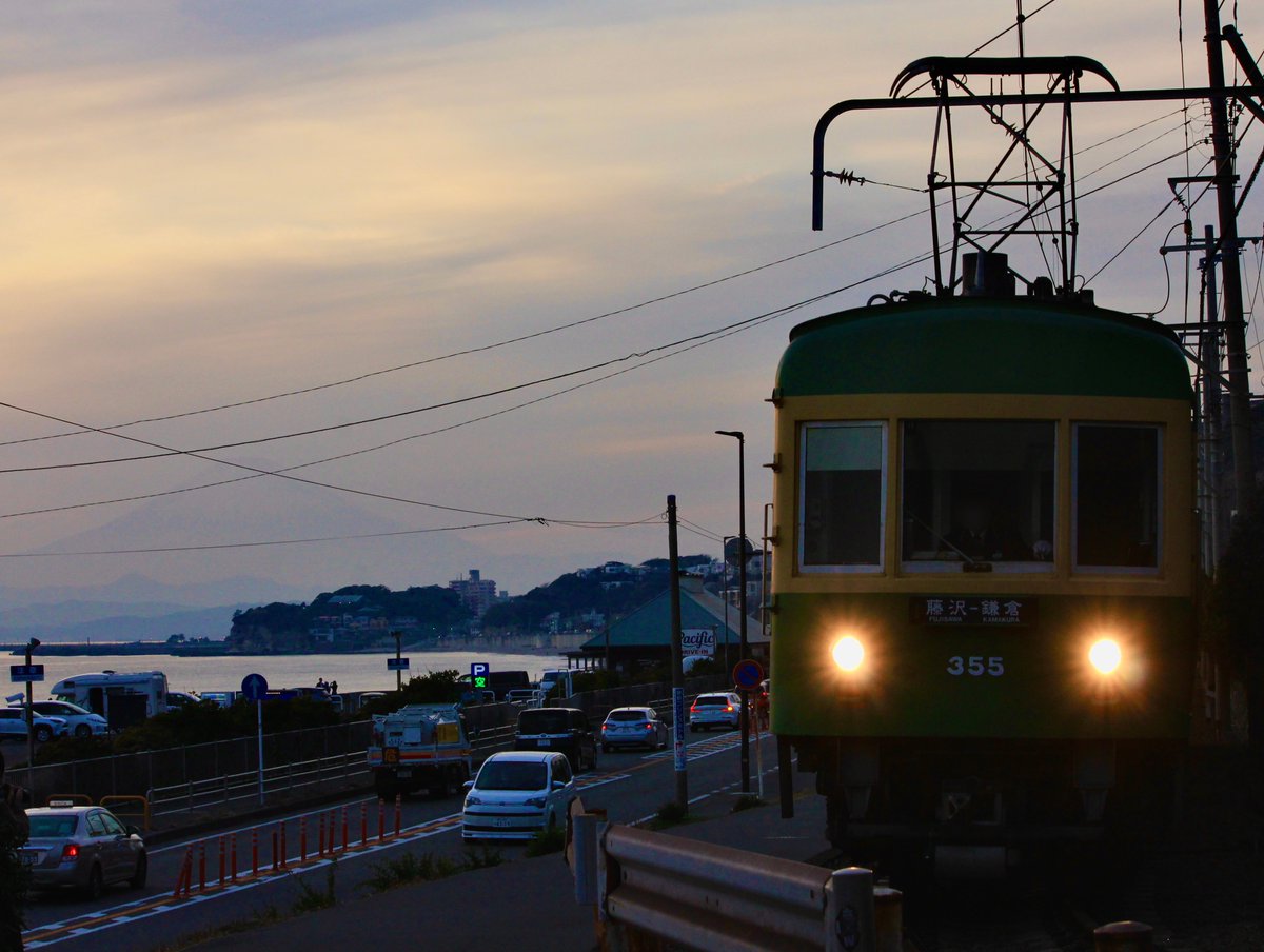 KOBA_e233's tweet photo. 2026.0205
江ノ島電鉄 七里ヶ浜駅付近にて
先日江ノ島に行ってきたので江ノ電の撮影をしてきました！
富士山がめーちゃめちゃ薄くて目を凝らさないとわからない写真になりました。。
江ノ電も車両のバリエーションも多いですし外国人の方もかなりいらっしゃいました！
大人気ですし新型も楽しみです！ https://t.co/sCupqJ6yjZ