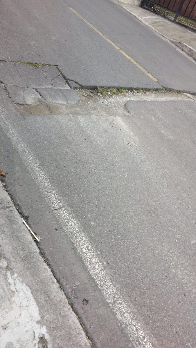 JaEdmuva's tweet photo. Son más de seis meses sin solución. @aguadequito  hizo un trabajo y como siempre dejaron el mega bache sin coordinar una pronta solución. @MunicipioQuito @pabelml https://t.co/jwZ87kxVa5
