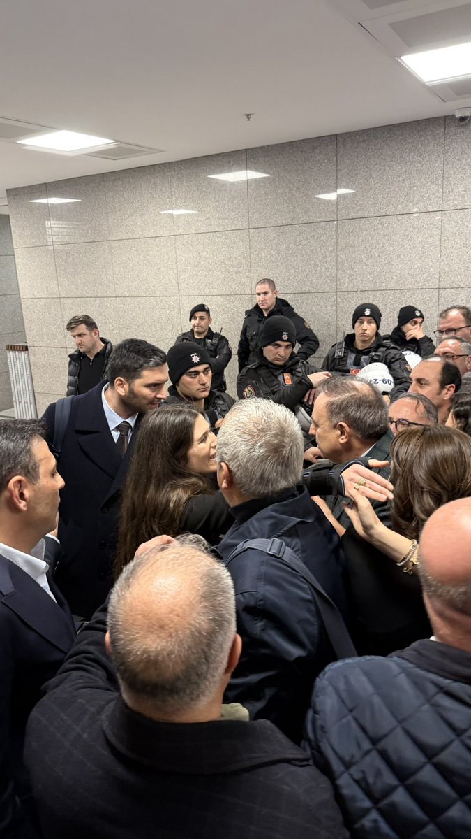 Hiçbir yol arkadaşımızı geride bırakmayacağız❗️

Çeşme Belediye Başkanımız Lal Denizli çok şükür serbest bırakıldı.