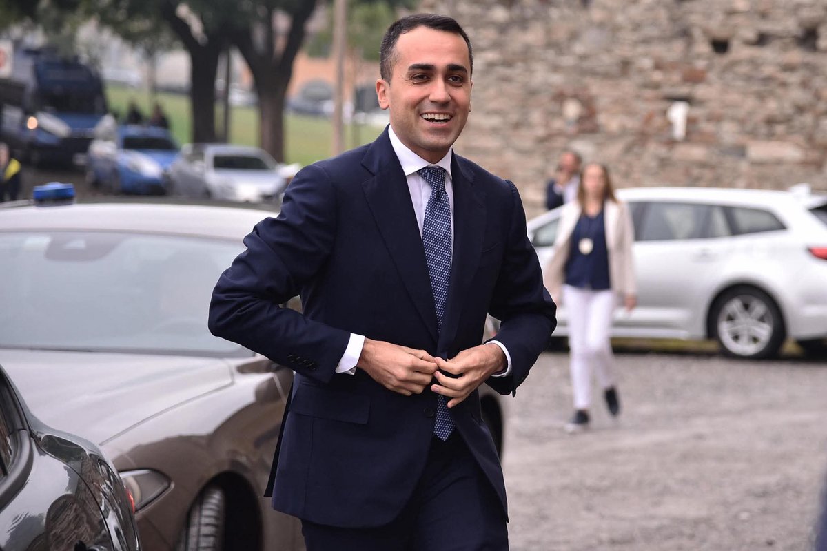 itsmeback_'s tweet photo. IL PROFESSORE SENZA LAUREA🤦🏻

Luigi Di Maio è diventato professore onorario al King’s College London, nel Dipartimento di Studi sulla Difesa. Lo annuncia con entusiasmo: “Una nuova sfida. Sempre la stessa passione”.

Mettiamo subito le cose in chiaro: non è una cattedra vinta per concorso, non è un ruolo accademico ordinario, è una nomina onoraria. Formalmente legittima. Tecnicamente possibile. Nessun complotto.

Il problema non è giuridico.
È simbolico.

In un Paese in cui migliaia di ragazzi studiano anni per una laurea, in cui ricercatori e docenti affrontano percorsi lunghissimi, concorsi estenuanti, precarietà cronica, vedere sventolare il titolo di “professore” a chi una laurea non l’ha mai conseguita manda un messaggio devastante. Non perché la laurea sia tutto, ma perché il merito dovrebbe essere qualcosa di riconoscibile, misurabile, faticosamente costruito.

Non stiamo parlando di un autodidatta geniale che rivoluziona un settore. Stiamo parlando dell’ennesimo caso in cui la carriera politica diventa un trampolino internazionale. Si passa da un ministero a un incarico europeo, e da lì a un’università prestigiosa. Tutto regolare, per carità. Ma che idea di credibilità istituzionale resta?

Ai nostri studenti diciamo: impegnatevi, formatevi, costruite competenze solide. Poi la realtà sembra suggerire che le relazioni pesano più dei titoli, che la traiettoria conta più della preparazione formale, che il prestigio si acquisisce per ruolo, non per percorso.

Non è odio personale. È una questione di fiducia pubblica. Quando il concetto di merito diventa elastico, la fiducia collettiva diventa liquida. E una società che perde fiducia nelle sue istituzioni è una società che lentamente si svuota.

Questa non è rabbia.
È stanchezza.

- Don Chisciotte