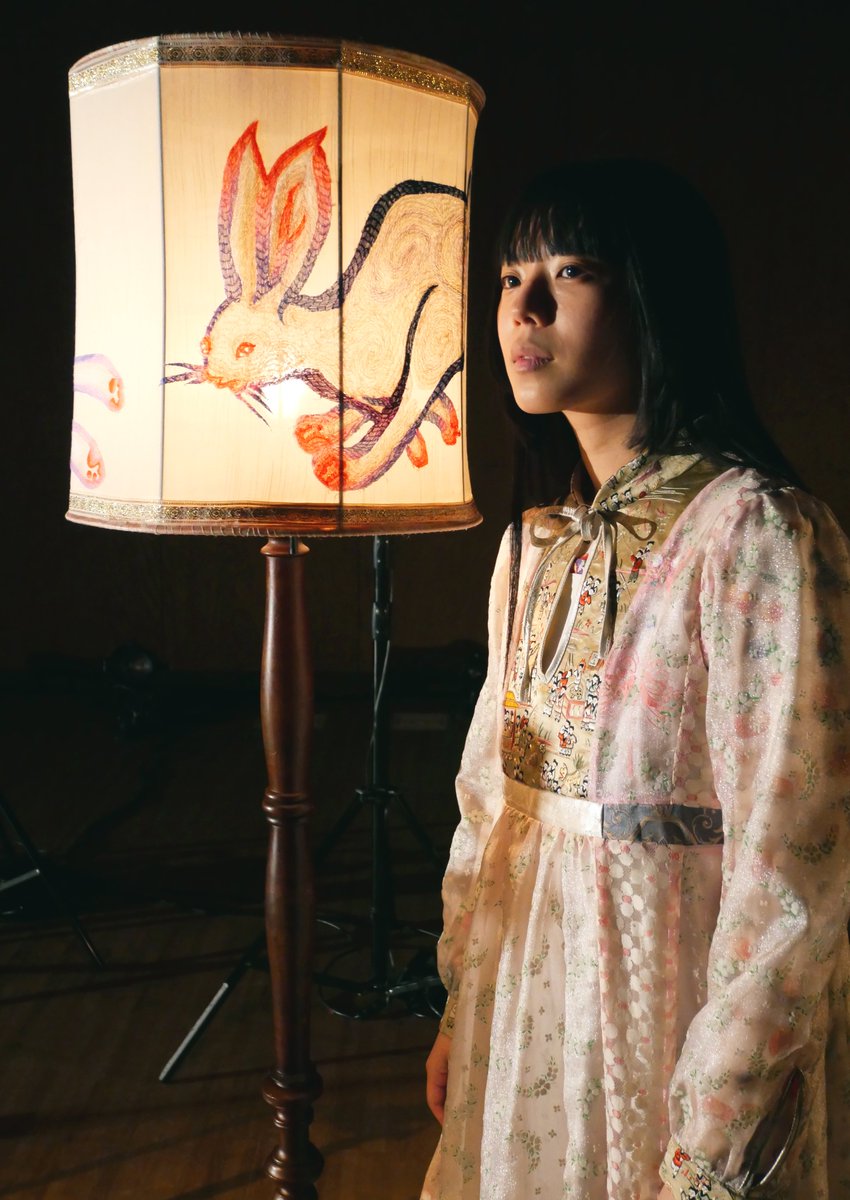 arimotoyumiko's tweet photo. 「カネコアヤノ 生音単独演奏会 2026 」

衣装と、舞台に佇むランプシェードの装飾を施しました。

https://t.co/ww4dcLKKfO https://t.co/ljom948VLw