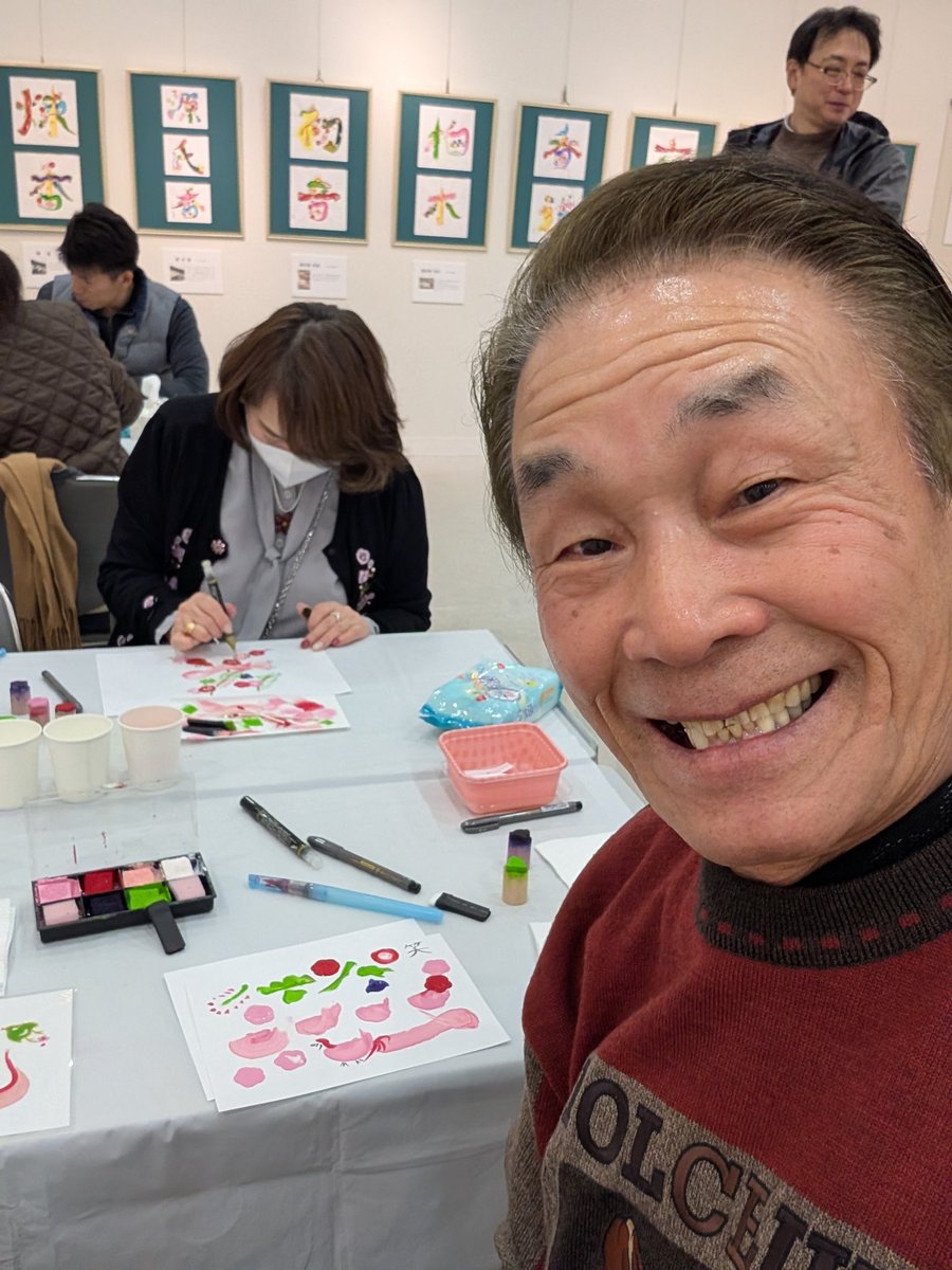 fg1cq03oSpM70eR's tweet photo. 國井良恵先生の花文字展  池袋の東京芸術劇場5F
ギャラリー2で22日日曜��までやってます😊　私も花文字
(笑)に挑戦したよ。右國井先生  左私が書きました✨
教えて貰いながら上手に書けました‼️楽しかったよ〜💯 https://t.co/MWdlVh1pbZ