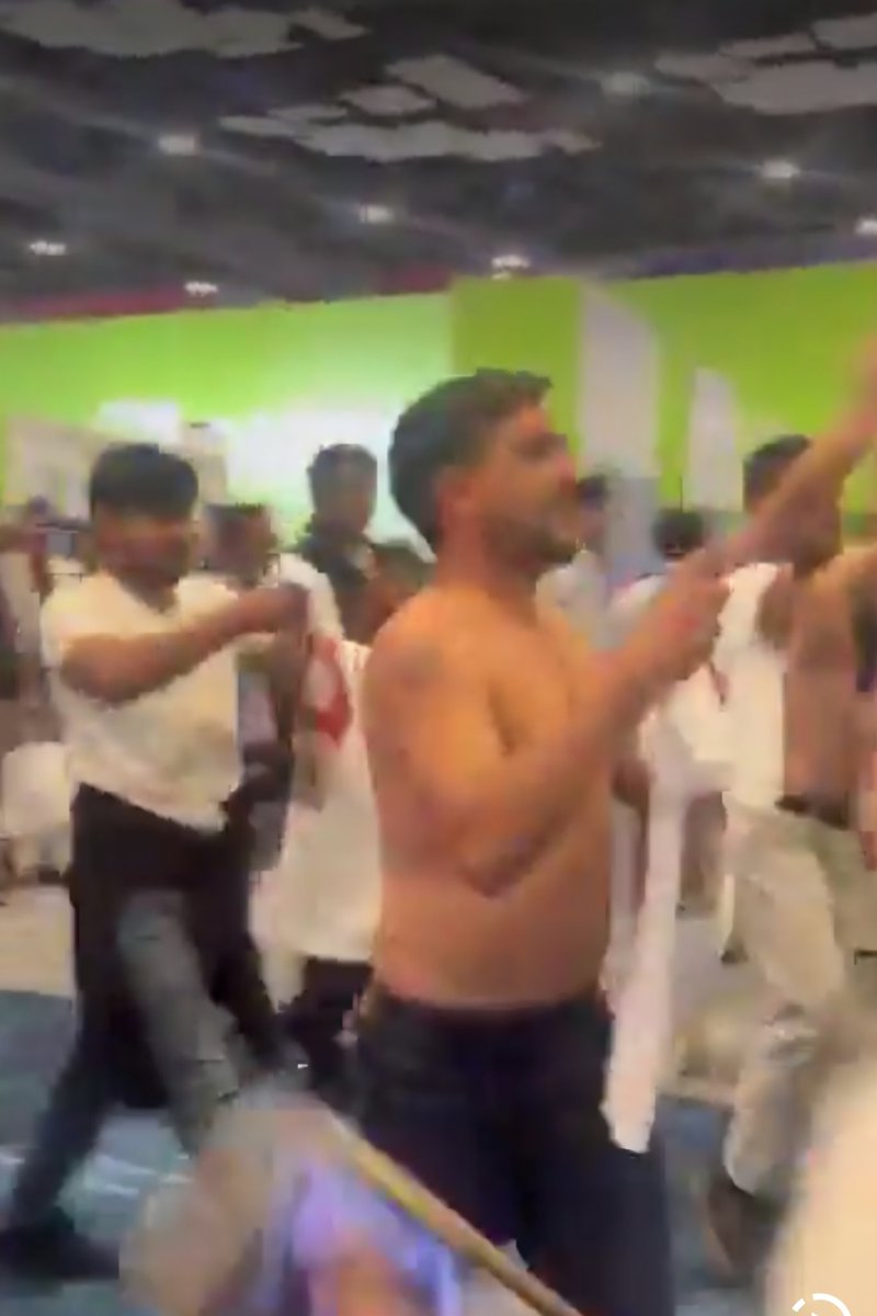 पत्रकार से नेता और राज्यसभा का टिकट न मिलने के बाद फिर से "पत्रकार" बना ये व्यक्ति #AISummit में हुई इस नंगाई को दंगाईयों का संवैधानिक अधिकार बता रहा है।