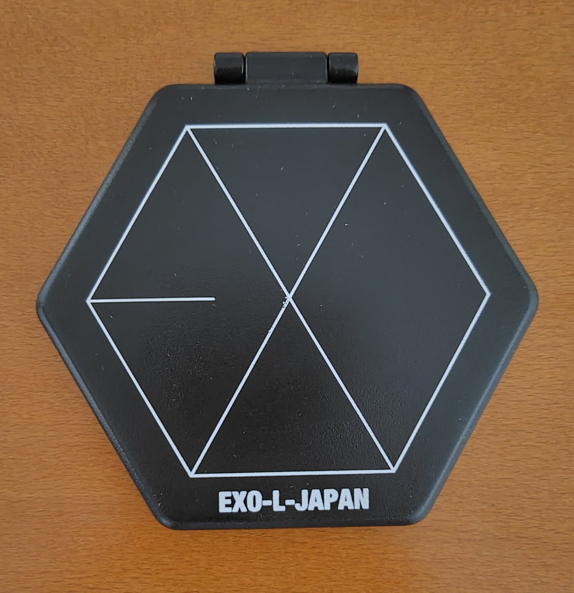 kumi_dks12's tweet photo. 私はEXOを心から大切に思ってるだから彼らを支えて、私達との架け橋になってくれるはずの運営様に対してあまり色々言うのはどうかとは思ってる
でもね、ディスるとかじゃなく冷静に誠実に真摯な気持ちで心からお願いしたいの
確かに去年とか活動がなく、会報すらなくなり、対象が４人だけになってFCを辞めた人がたくさんいるのかもしれない
だから新たな会員をこのライブを機に増やしたい気持ちは重々わかります
私だって日本のFCの運営が厳しくて無くなったりしたら、たとえあまり特典がなくても、たとえギョンスが居なくても、いくら何でも淋し過ぎるし💧
でもね、新規の方を増やしたいなら、まず既存の会員にたくさん良い口コミをして貰えるようにしないとダメだと思うの⋯こんなにいいよ、メリットあるよ、入るといいよって
確かに文化や感覚の違いとか色々あるとは思う
でもね、運営様が変わってから何かするたびに
は？どういう事？意味がわらない…みたいな感じや
既存会員があまりに大切にされてないなと感じる事が増えてしまった気がします
むしろね、今も会員でい続けてる人って本当に心からEXOが日本に来る日を待ち望んでいた愛の深い、忍耐強い人達なんです
何もなくても継続して来たのは
せめてライブのチケットだけは先行で取れるはずだから…そう信じて来た人達
それなのに、わずか1万人キャパなのに1人4枚までとか、連れは会員じゃなくてもいいとか⋯多分本国のペンが見ても信じられない条件でした
1次の当落発表より前に2次エントリー始めるなんて、新規会員を獲得して優遇して当選させたいのかと疑われても仕方ないです💧
はぁ…こういう状況…ちゃんとメンバーにも知って欲しい
これで何年も会員だった人が当たらなかったら、さらに辞めてしまうかもしれないよね…だってほぼ唯一のメリットすら無くなるんだから
頼みます…少しは日本のペンの声をちゃんと聞いて欲しい🙏
おとなしいからと言って何も考えてないんじゃないの、世界中で一番空気を読んで、人の為を思って行動出来る真面目な人達なのよ
だから何年も会えなくても静かに待ち続けて来たし、これから彼らが年齢を重ねても長く長くペンでい続けるられる貴重な人達なの
もっと日本を市場としてじゃなく、1人1人のEXOへの想いを大切にしてあげて欲しいです🙏お願いします🙇