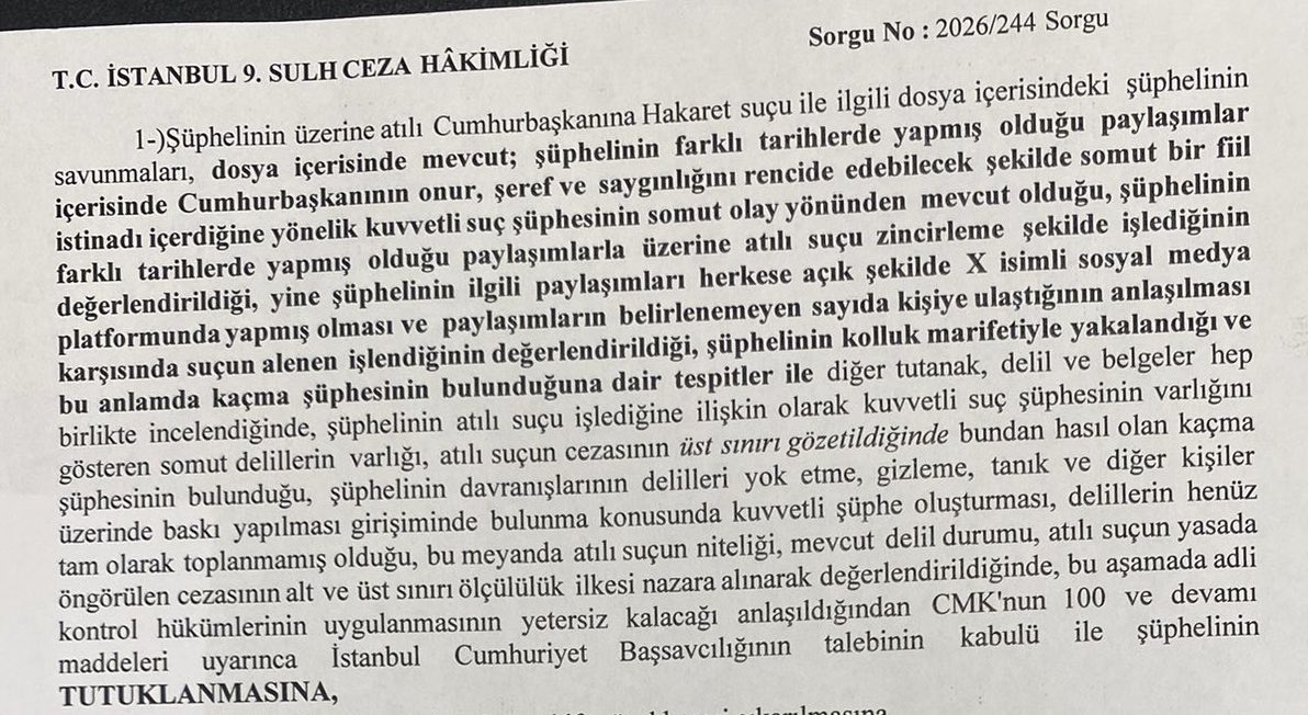 Alican Uludağ’ı evinde otururken gözaltına aldılar. 
Bu gerçeğe rağmen, tutuklama yaparken “polis yakaladı, o nedenle kaçma şüphesi var” diye gerekçe de yazmışlar karara👇🏼