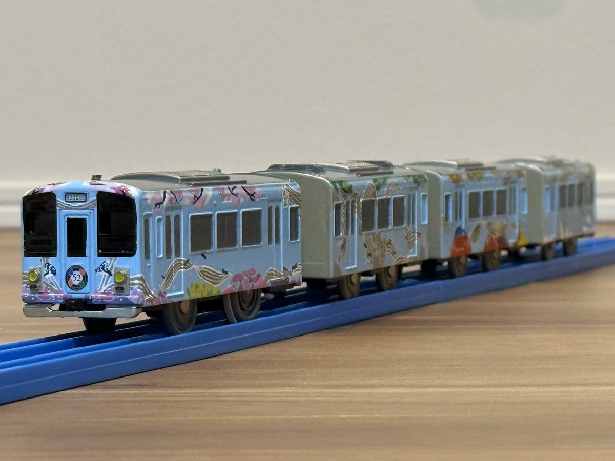 nonbiri_tetsudo's tweet photo. 改造プラレール 西武鉄道52席の至福✨✨

秩父に行った際、西武鉄道のレストラン列車として知り制作しました！初の筆塗りに挑戦してみました🖌️🎨
素人レベルのお絵描きになってしまいましたが遠目で見るといい感じなのでは？と思っています😊
#改造プラレール #52席の至福 https://t.co/8rVib6eaS2
