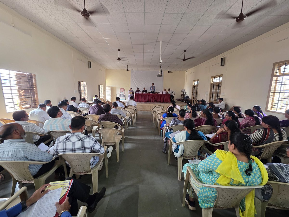 dpeonavsari's tweet photo. Performance Assessment, Review and Analysis of Knowledge for Holistic Development(PARAKH) સંદર્ભે સવારે પહેલા સેશનમાં ખારેલ મુકામે અને બીજા સેશનમાં નવસારી હાઇસ્કુલ ખાતે અને ત્યારબાદ ત્રણ જિલ્લાના પી.એમ.શ્રી. શાળાના ગણિત-વિજ્ઞાનના શિક્ષકોને માર્ગદર્શતિ કરી પ્રોત્સાહિત કર્યા. https://t.co/3oNdpUNH9T