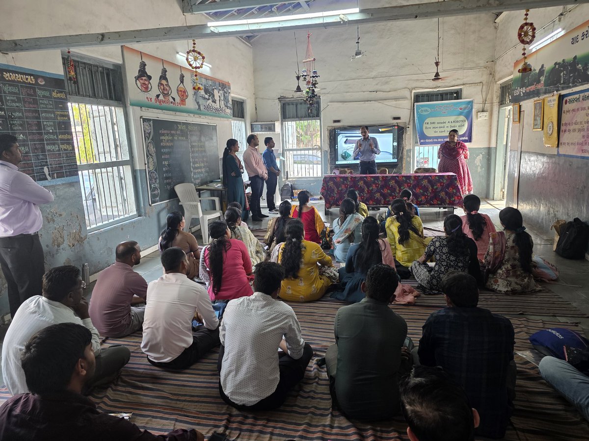 dpeonavsari's tweet photo. Performance Assessment, Review and Analysis of Knowledge for Holistic Development(PARAKH) સંદર્ભે સવારે પહેલા સેશનમાં ખારેલ મુકામે અને બીજા સેશનમાં નવસારી હાઇસ્કુલ ખાતે અને ત્યારબાદ ત્રણ જિલ્લાના પી.એમ.શ્રી. શાળાના ગણિત-વિજ્ઞાનના શિક્ષકોને માર્ગદર્શતિ કરી પ્રોત્સાહિત કર્યા. https://t.co/3oNdpUNH9T