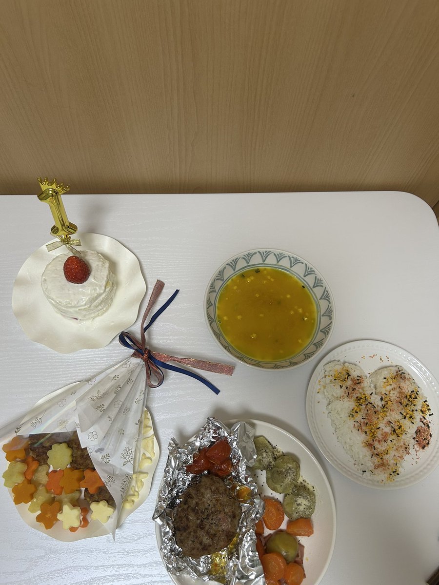 mamenico2525's tweet photo. 本日息子1歳になりました
スマッシュケーキと花束プレート？
残りは母のご飯です
あとは選び取りカードで選ばれましたドット編みのトランペット(?)です
ドット編みその他の種類参考3枚目 https://t.co/hzw7wYlFz9