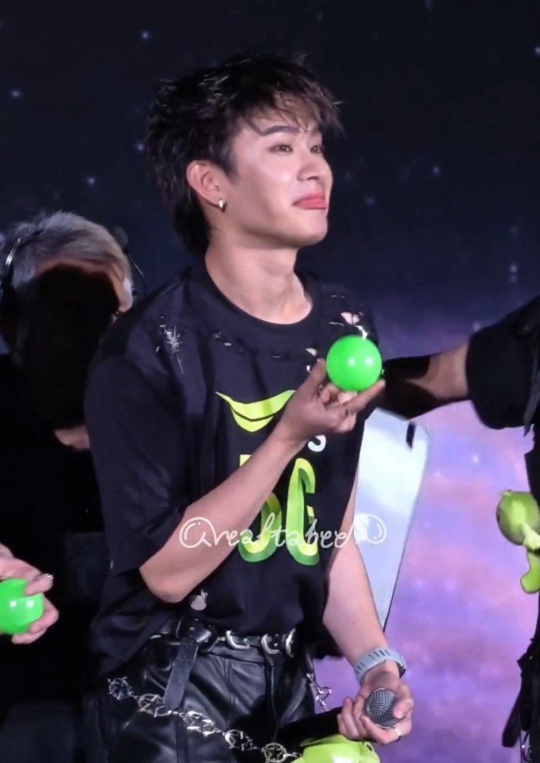 จัดอันดับศิลปินที่ชอบล้อสาววาย
อันดับที่ 1 (942) :