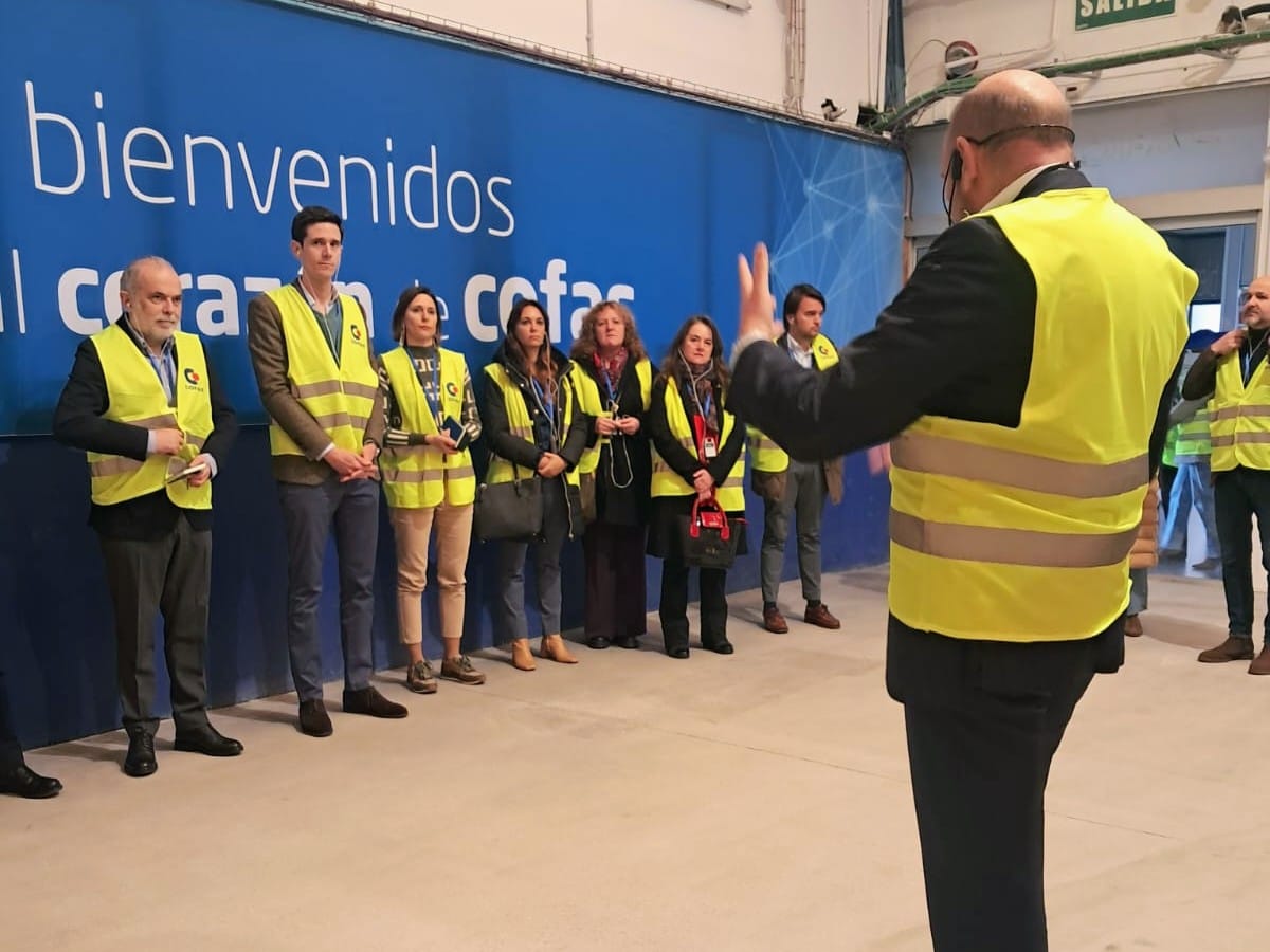 CamaraOviedo's tweet photo. 🔍 Visita a #COFAS, líder en distribución farmacéutica en #Asturias ⤵️
En #ClubCámara hemos conocido de primera mano cómo funciona la logística farmacéutica por dentro.
¡Gracias a todo el equipo de @iCOFAS por su acogida!
#ClubCámara 🫂 Conectar empresas, crear oportunidades. https://t.co/SJr4zR3J0U