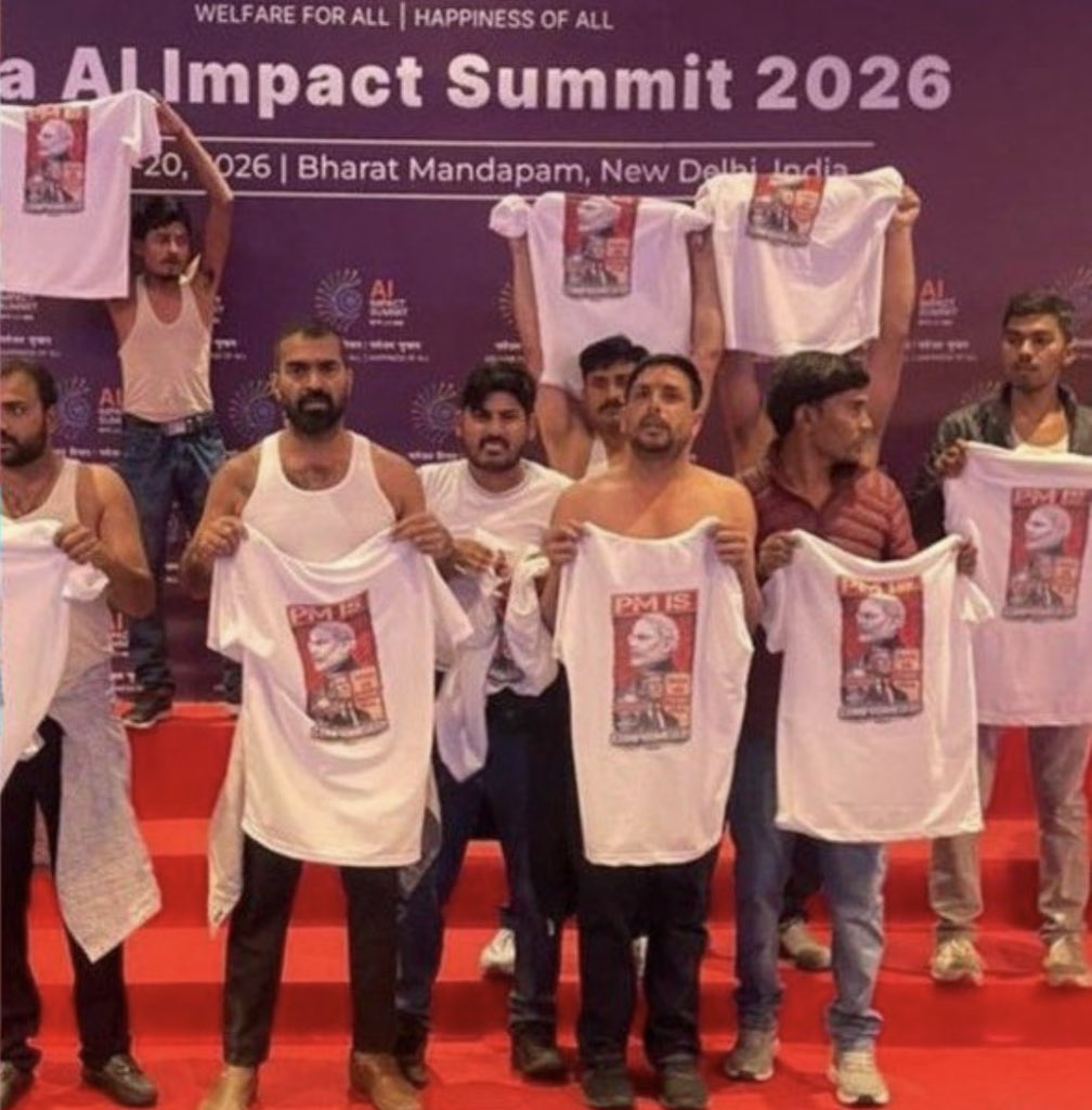 Politicx2029's tweet photo. 🚨🚨

BJP backed Galgotias University claimed a Chinese robo dog as its own invention at the AI Summit and that has already brought global embarrassment to India.

Now BJP is crying over a peaceful Youth Congress protest and calling it an insult to the nation.

But in 2010, during the Commonwealth Games, when the whole world was watching India, BJP organised protests across the country. Those protests were led by then BJP President Nitin Gadkari.

Back then there was no concern about national image.

When they protest it is democracy.
When others protest it is Antinational 

People can see the hypocrisy clearly now🤡
