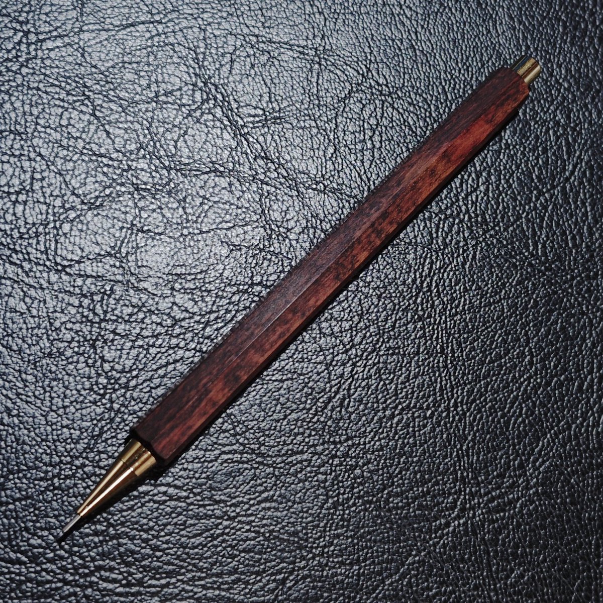 NPW_workshop's tweet photo. 色々と紹介するつもりだったのですが写真撮るの間に合いませんでした…
スネークウッドはオイル仕上げで、黒柿と青森ヒバ？は鉋仕上げです。
よろしくお願いします😊

日時：2/21（土）11:00〜16:30
場所：東京流通センター第二展示場Fホール
ブース：B-08　
#文具マーケット https://t.co/zNCyMfhjmw