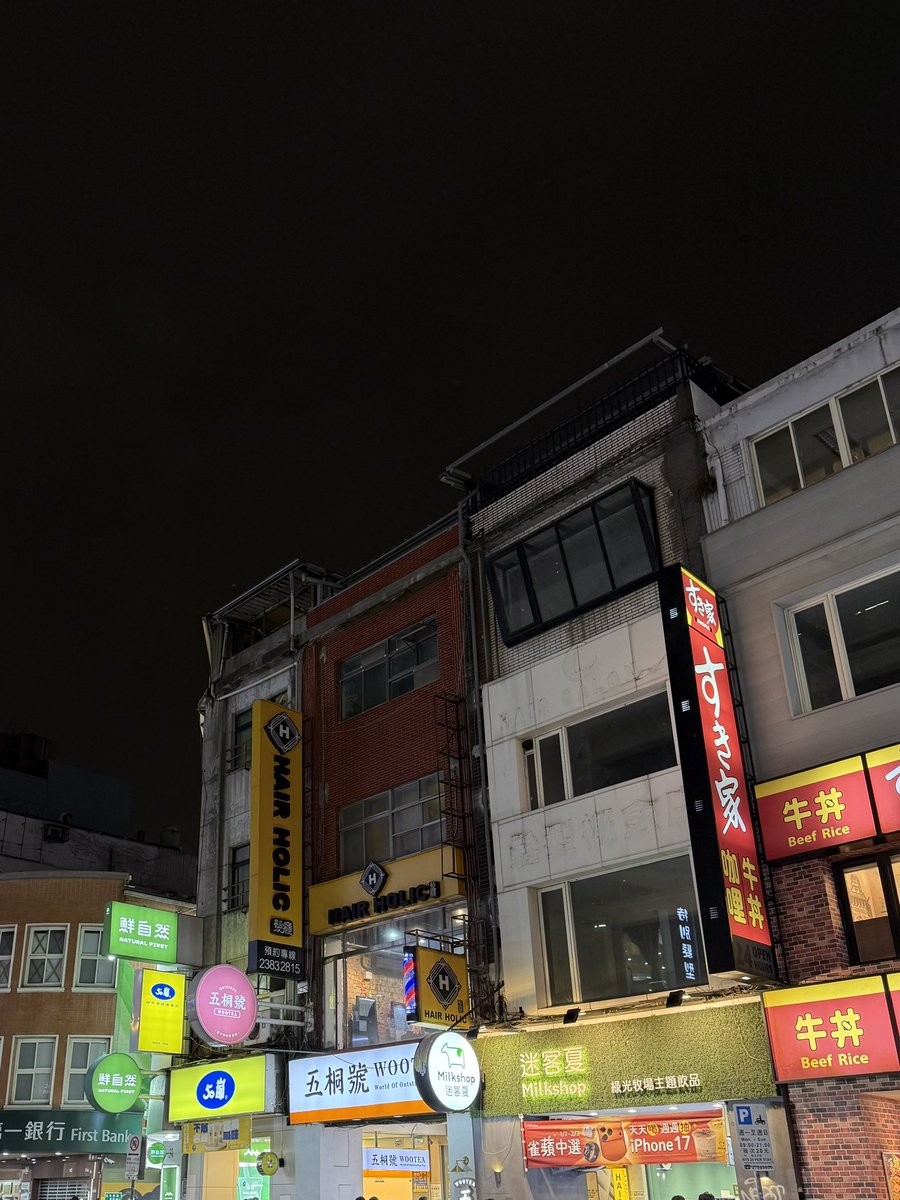 西門町の西寧南路、ドリンク激戦区すぎる〜🤣🥤
なんと4軒も連続で並んでて、全部すごい人！😳✨
やっぱり台湾人の大本命は「50嵐」だよね！💛
みんなはどれが飲みたい？😆