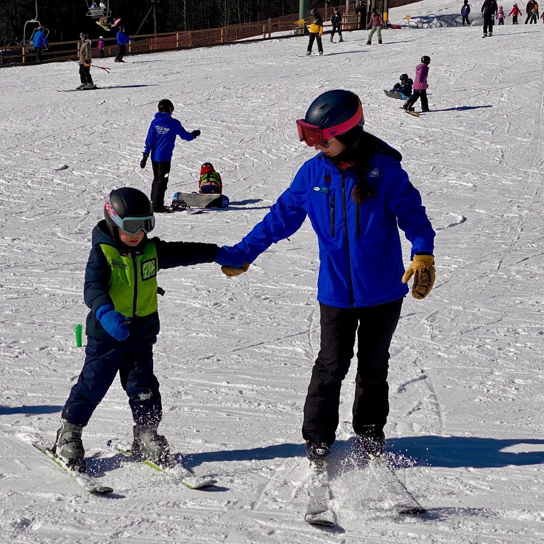 KingPineSkiArea's tweet image. ❄️🌨️ SNOW IS ON THE WAY…AGAIN! 

Another winter refresh rolls in tonight with 6+ fresh inches headed for the slopes...and honestly, could the timing be any better?!

🎉ow.ly/eciw50YiINz

#KingPine #PowderDay #FebruaryVacation #SkiTheEast #FamilySkiing #WinterMagic