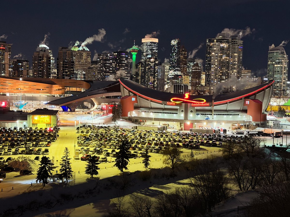 davidha02's tweet photo. Exploring Calgary at night https://t.co/vhOZ9weSnN