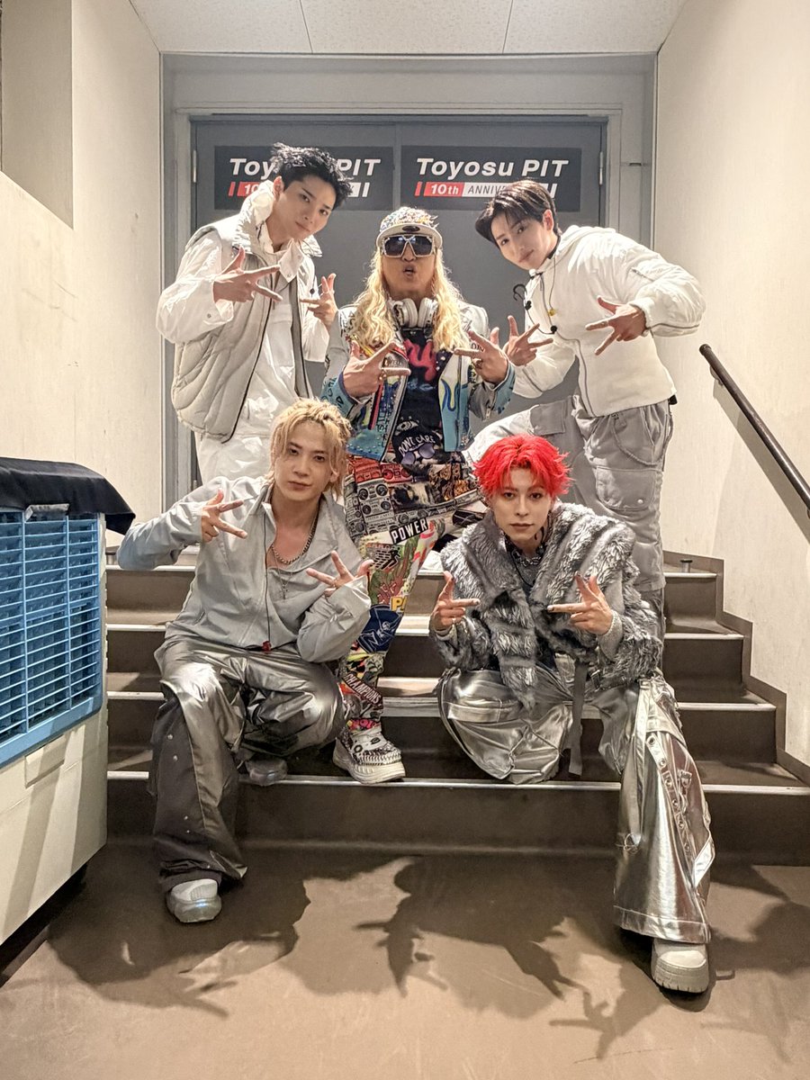 DJKOO_official's tweet photo. 𝙊𝙒𝙑 𝙇𝙄𝙑𝙀 𝙏𝙊𝙐𝙍 𝟐𝟓-𝟐𝟔 𝑽𝑬𝑹𝑺𝑼𝑺 
OWV  VS DJ KOO @東京・Toyosu PIT

マジで最高のバーサスライブでした！！
メンバーのスキルとパフォーマンスを間近で感じ共演する高まり！！

そして！QWV(OWVのファンの皆さん)の温かさとノリの凄さ優勝です！！
TRF曲も思いっきり盛り上がってくれて感無量！！

OWV 最KOO！！
心から感謝 DO DANCE！！

オンステ自撮りw

#OWV 
#QWV 
#TRF 
#DJKOO
