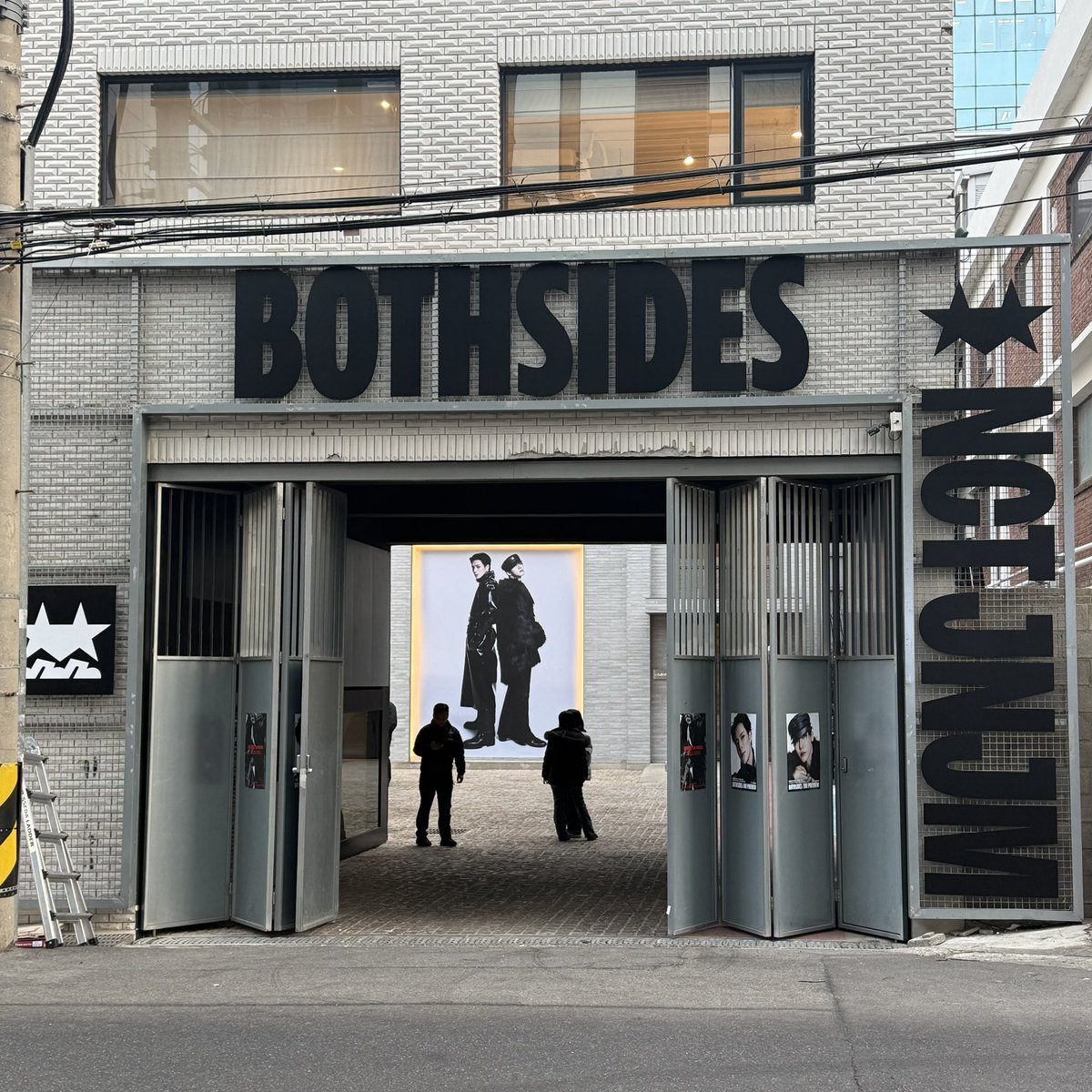 ใครเลือกรูปนั้นมาวางปึ้งกลางงาน ทำดีมาก ทำต่อไปนะ attackแรงมากแบบไม่มีอะไรกั้น ทรงพลังมาก อยากให้รางวัลอะไรสักอย่าง