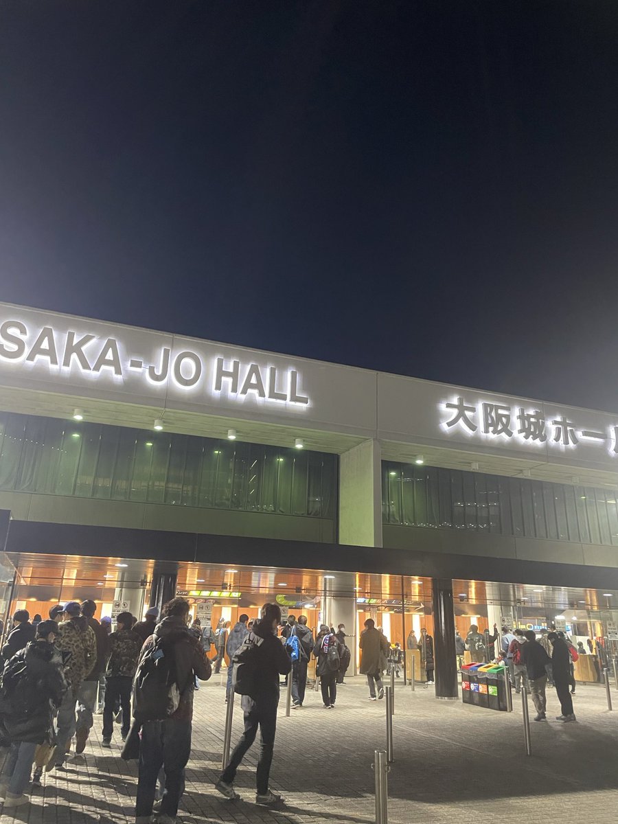 kazu_v's tweet photo. 本日Hi-STANDARD見に大阪城ホールへ。
初っ端から鳥肌立ちまくり！
曲と曲の間毎回ちょっとしゃべるのいいな。
ドラム入るタイミングの難そうやのにすごかった！
そういえばケンバンドの健さんも合間毎回しゃべるもんな。
さすがとしか言えない最高のライブでした！
#histandard 
#ハイスタ https://t.co/8pO6DeyHjs