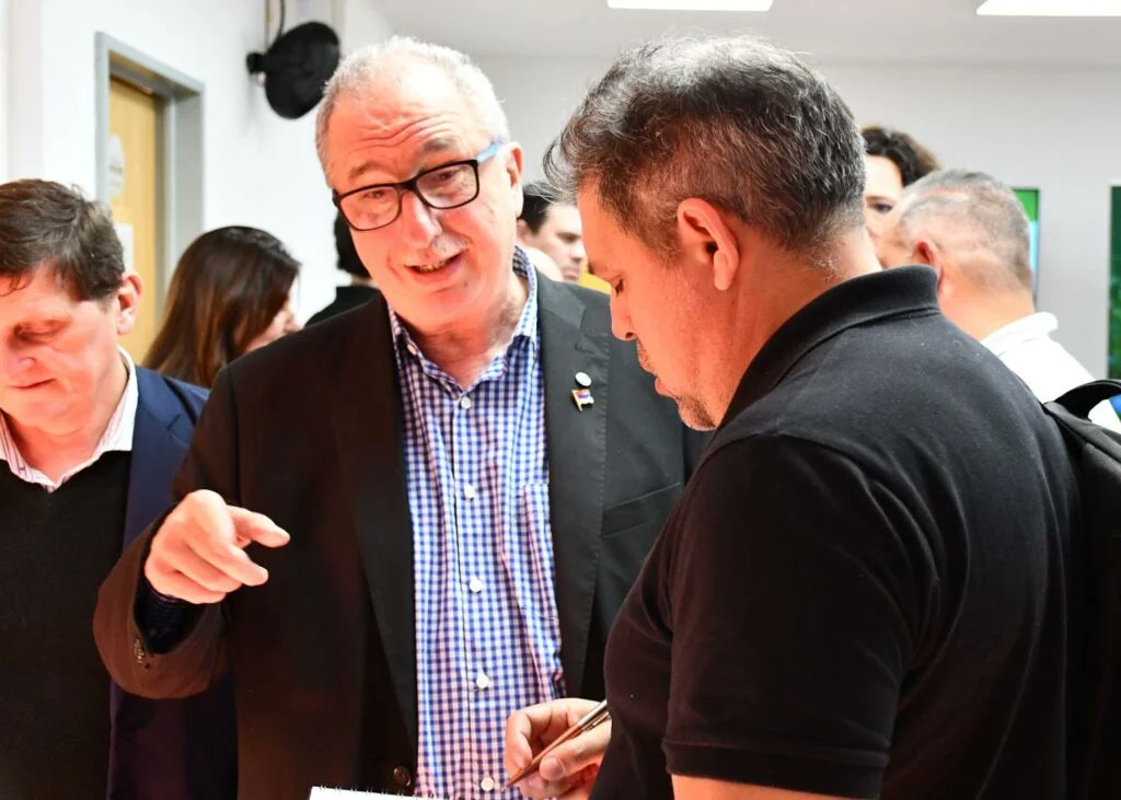 #Misiones <a href="/passalacquaok/">Hugo Passalacqua</a>  congela su salario hasta fin de 2026 y se excluye de futuros aumentos en la administración pública economis.com.ar/passalacqua-co…