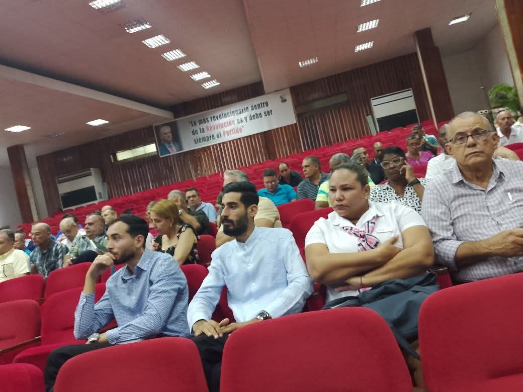 Con #HonorHolguinero desarrollamos un fructífero encuentro con el amplio Sistema Empresarial de las diferentes formas de gestión de #HolguínSí.
Evaluamos los compromisos y las acciones relacionadas con las principales prioridades y su amplio aporte para el desarrollo de #Cuba