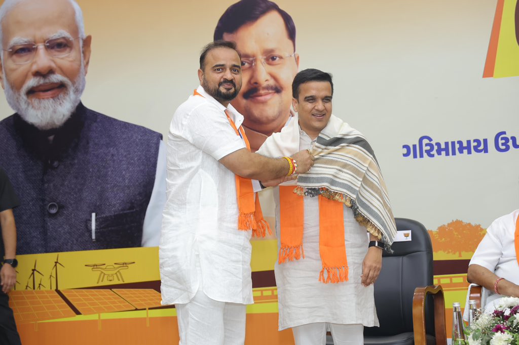 sanghaviharsh's tweet photo. ભાજપાની રાષ્ટ્રસેવાની અનોખી અભિવ્યક્તિ,
સંગઠન એ જ શક્તિ ! 🪷

ભારતીય જનતા પાર્ટીના માનનીય રાષ્ટ્રીય અધ્યક્ષ શ્રી @NitinNabin જીની મુખ્ય ઉપસ્થિતિમાં કર્ણાવતી મહાનગર ખાતે આયોજિત સાંસદશ્રીઓ અને ધારાસભ્યશ્રીઓની મહત્ત્વપૂર્ણ 
બેઠકમાં માનનીય મુખ્યમંત્રી શ્રી @Bhupendrapbjp જી, માન.પ્રદેશ અધ્યક્ષ શ્રી @iJagdishBJP , માન. કેન્દ્રીય મંત્રી શ્રી @CRPaatil જી, માન. રાષ્ટ્રીય સંગઠન મહામંત્રી શ્રી @blsanthosh જી અને પ્રદેશ મહામંત્રી શ્રી @ratnakar273 જી સાથે ભાગ લીધો.
