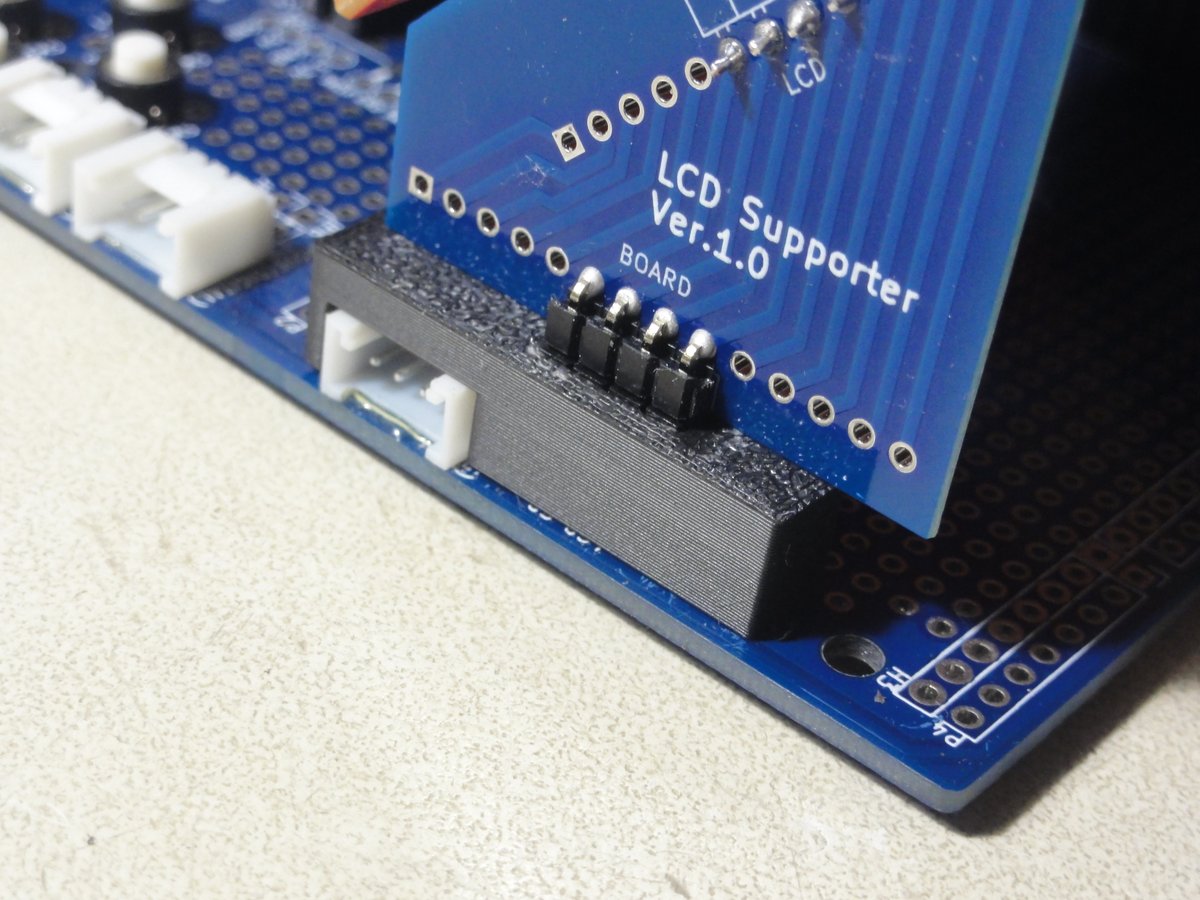 porokin's tweet photo. 「LCDサポーター」を取り付けると、ピンソケット（特に4ピン側）が、力を加えると傾く可能性があるので、3Dプリンタでピンソケットを囲むように支えを作った。
ぴったしに出来てガッチリ傾きもほぼ抑制され良い感じ。 https://t.co/AS85UZNp3a