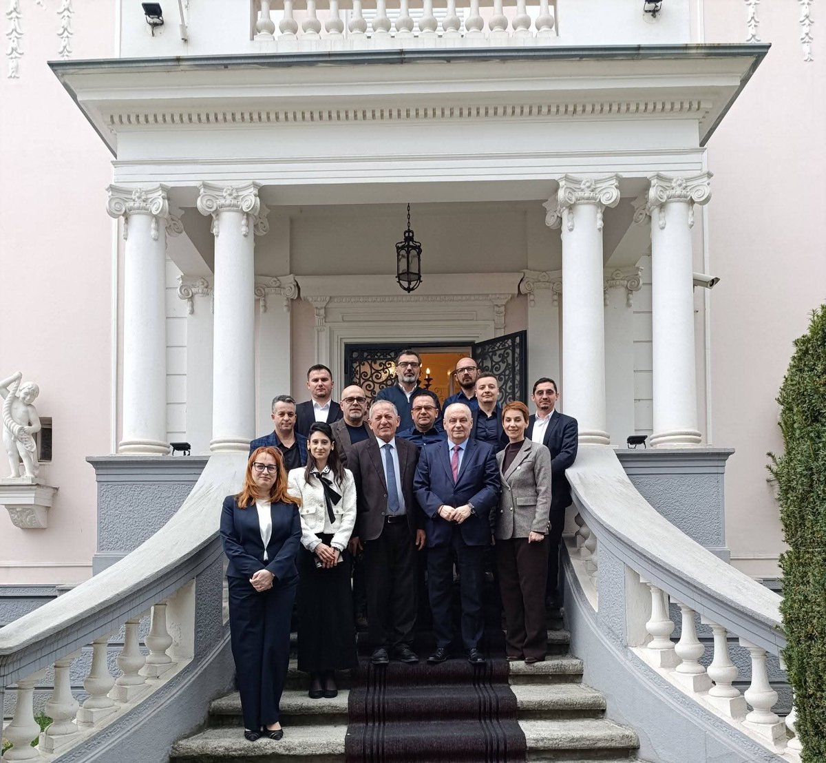 AlEmbassySerbia's tweet photo. 1/4 Kënaqësi e veçantë që sot, në ambientet e Ambasadës së Republikës së Shqipërisë, mirëpritëm përfaqësuesit e shkollave të mesme nga Presheva dhe Bujanoci: Shkolla e Mesme “Skënderbeu”, Shkolla e Mesme Teknike “Presheva” dhe Shkolla e Mesme “Sezai Surroi”. https://t.co/bUM93eUZc5