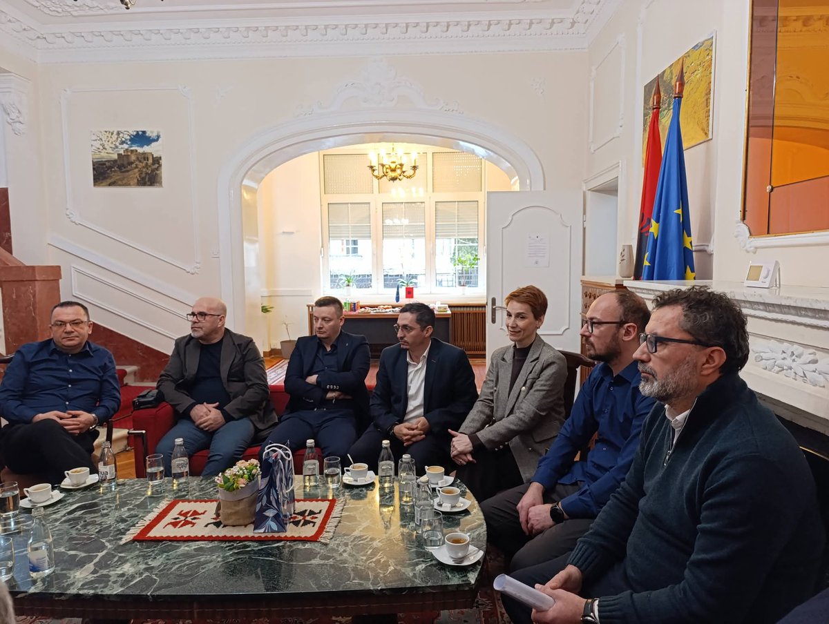 AlEmbassySerbia's tweet photo. 1/4 Kënaqësi e veçantë që sot, në ambientet e Ambasadës së Republikës së Shqipërisë, mirëpritëm përfaqësuesit e shkollave të mesme nga Presheva dhe Bujanoci: Shkolla e Mesme “Skënderbeu”, Shkolla e Mesme Teknike “Presheva” dhe Shkolla e Mesme “Sezai Surroi”. https://t.co/bUM93eUZc5