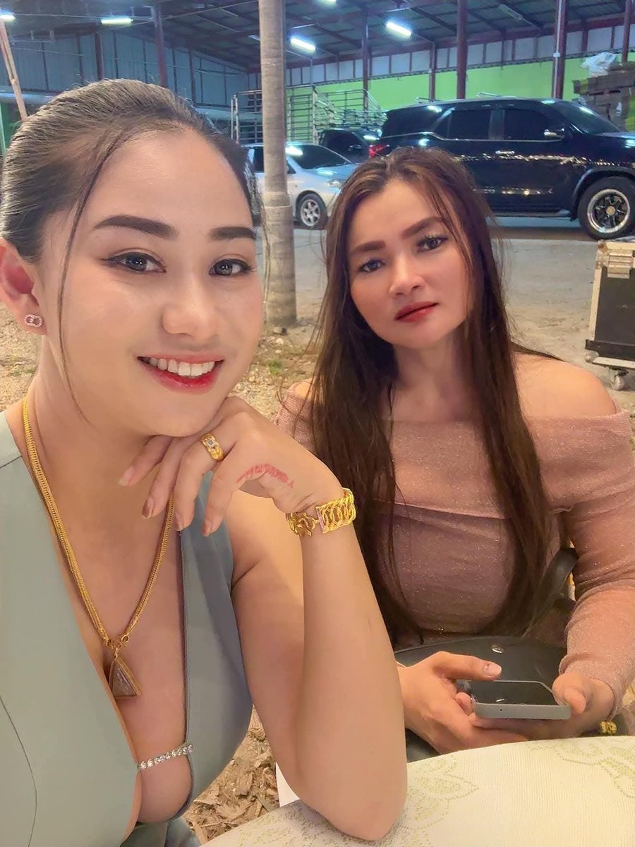 randomsizer's tweet photo. Bukber pertama bareng besti, mba Nadia https://t.co/kFKtm0t0si