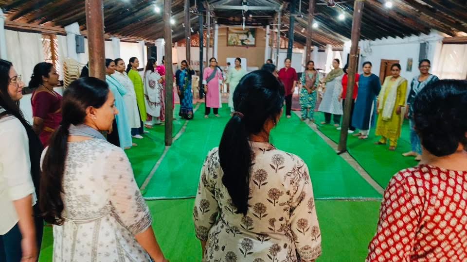 सेवाग्राम आश्रम,वर्धा भारत की स्वतंत्रता-चेतना का वह तपोभूमि स्थल है जहाँ महात्मा गांधी ने 1936 से 1948 तक निवास किया। वर्धा की शांत धरती पर बसा यह आश्रम केवल ईंट-पत्थर का परिसर नहीं, बल्कि आत्मनिर्भरता, सत्य और अहिंसा की जीवंत प्रयोगशाला रहा है।

बापू कुटी, बा कुटी,