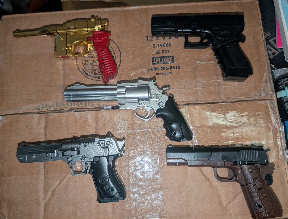 警察に押収された拳銃、ではなくそれぞれ拳銃に変形するロボが5体合体