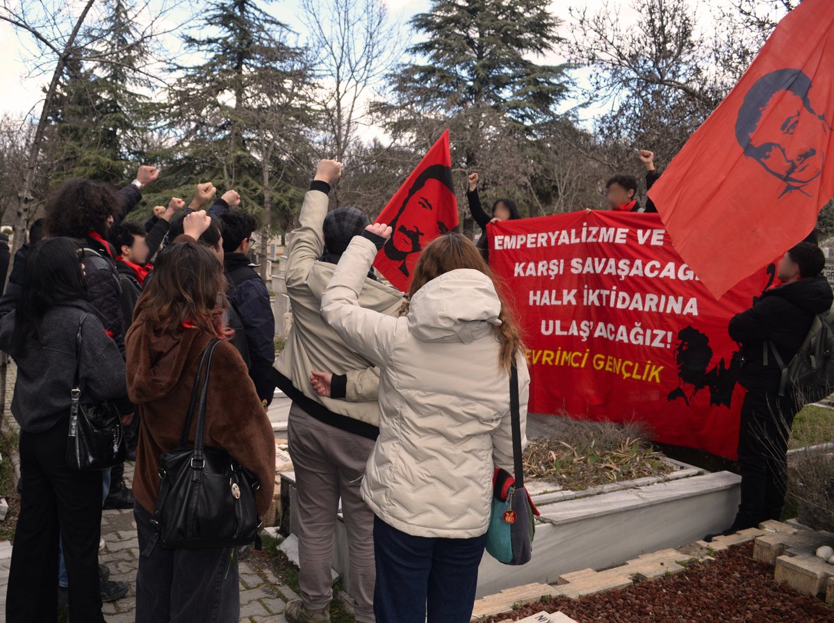 19 Şubat 2026 | Karşıyaka Mezarlığı

Ulaş Bardakçı’nın oligarşi ile girdiği son kavgadan bu yana 54 yıl geçti. 

54 yıldır Devrimci Gençlik Ulaş'ın yolunda yürüyor. 

Memleketin her bir karışının emperyalistler tarafından yağmalandığı bu dönemde vakit bir kez daha Ulaş olma