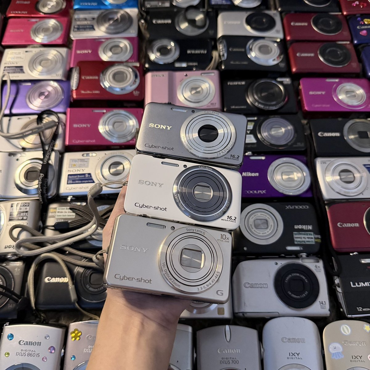 กล้องดิจิตอล พร้อมส่ง 120 ตัว !!
(มีมากกว่าในรูป) 📸 
เริ่มลงคืนนี้ 00:00 🪽 

📍rt + mention ปัก📍
ลด 100 บาททุกตัวค้าบ 
แถม sticker ทุกออเดอร์ 🐠

(เดี๋ยวมาลงรายละเอียด+ราคาในเมนชั่นคับ)
ส่งฟรี j&amp;t / ส่งแมสในกทม.ได้

#กล้องดิจิตอลมือสอง #กล้องดิจิตอล