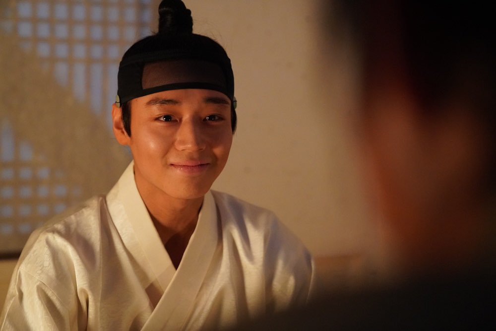 lmbcdl's tweet photo. 진짜 너무 잔인함..
한창 청춘의 꽃을 피울 열일곱이
자신의 죽음이 코앞으로 다가온 걸 알면서도
웃으면서.. >저들의 손에 죽고 싶지 않다
부디 그대의 손으로 강을 건너게 해달라<
라고 할 수밖에 없는 이홍위의 심정이, 
또 그 말을 듣는 엄흥도의 심정이 
어땠을지 정말 감히 상상조차 할 수 없다 https://t.co/fGwh4HrPwa