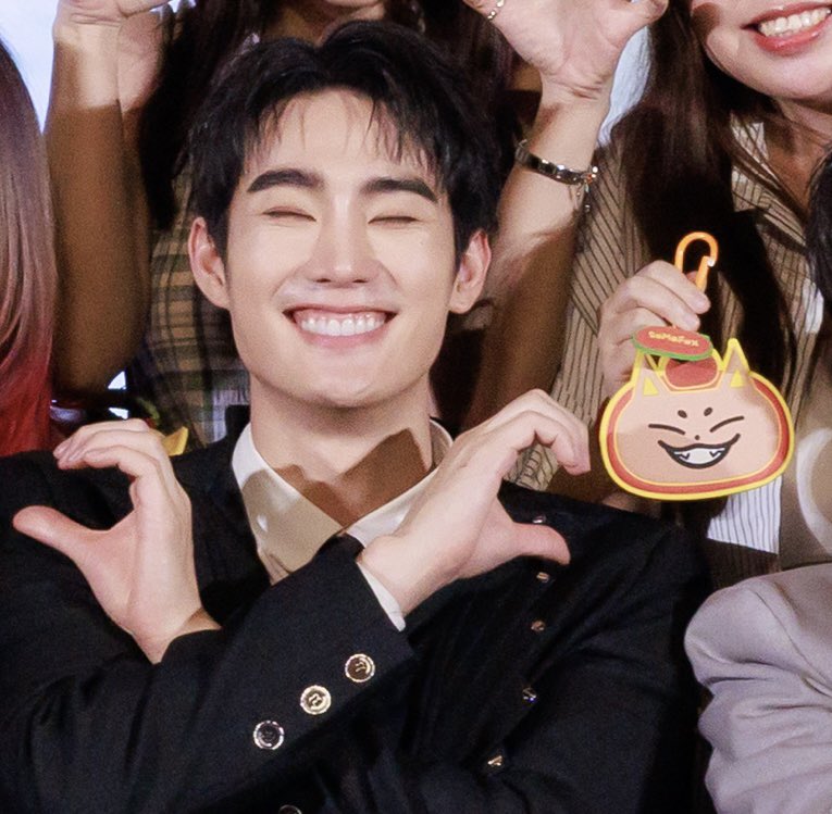 ฟอสยิ้มมะฟ้อกซ์น่ารักมากกกก อห ;-; สำเนาถูกต้องงง ฟ้อกซ์ได้เบเนป๊าเอ็งไปในรอบนี้ 5555555

#fforce_ #TOMAFOX