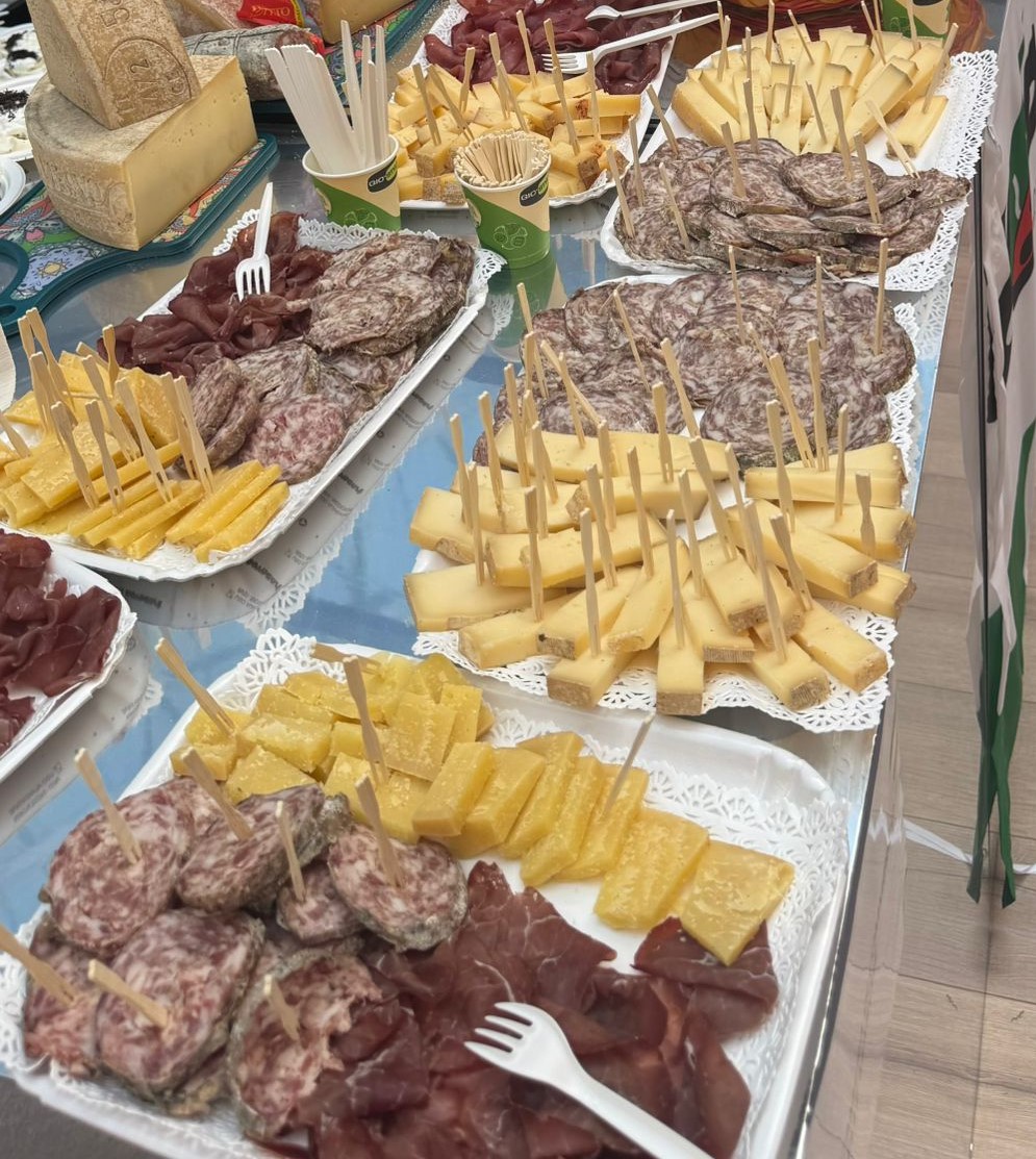 Copagri's tweet photo. #Agroalimentare: le eccellenze di #Lombardia, #Marche e #Veneto protagoniste grazie alla #Copagri alla prima del docufilm "Ho scelto il tennis. Gianni Clerici, cantore della bellezza", svoltasi a Casa Lombardia per ricordare il giornalista, scrittore e storico del #tennis. https://t.co/Y83tQ6T2VA