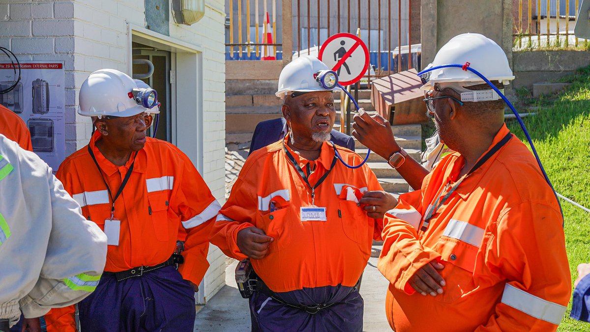 DMPR_ZA's tweet image. Minister Gwede Mantashe visits Ekapa Mine in Kimberley, Northern Cape, following a mine incident. Five employees are still unaccounted for. Operations have been suspended and rescue efforts are underway.  #EkapaMine #MineSafety