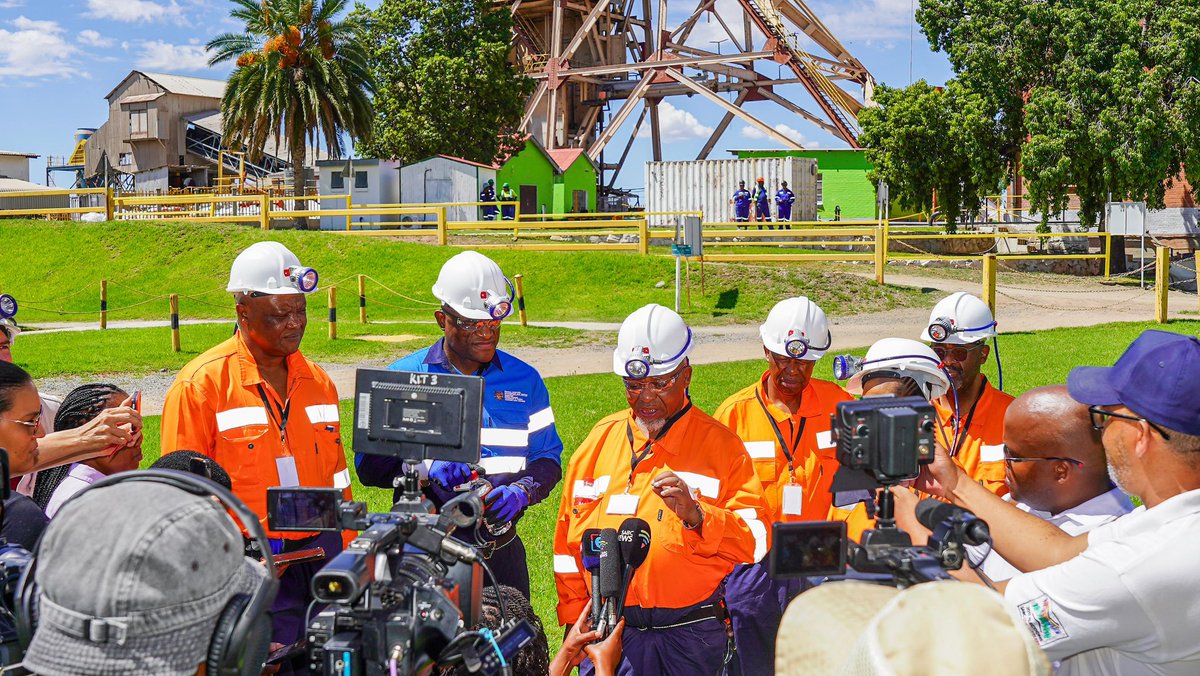 DMPR_ZA's tweet image. Minister Gwede Mantashe visits Ekapa Mine in Kimberley, Northern Cape, following a mine incident. Five employees are still unaccounted for. Operations have been suspended and rescue efforts are underway.  #EkapaMine #MineSafety
