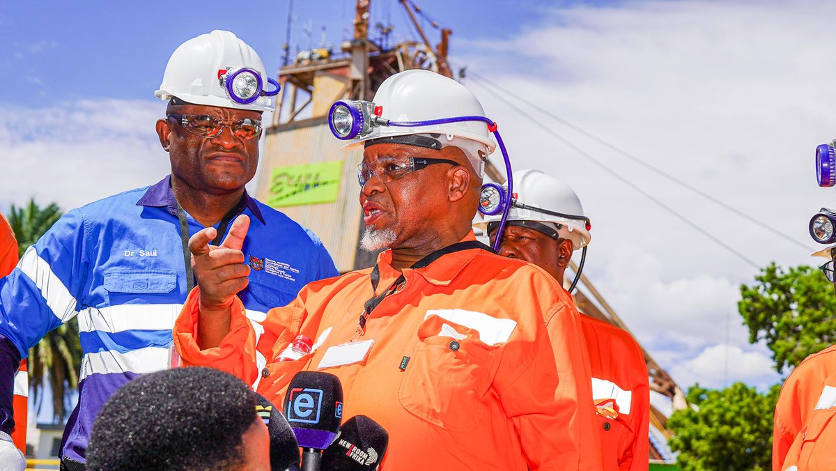 DMPR_ZA's tweet image. Minister Gwede Mantashe visits Ekapa Mine in Kimberley, Northern Cape, following a mine incident. Five employees are still unaccounted for. Operations have been suspended and rescue efforts are underway.  #EkapaMine #MineSafety