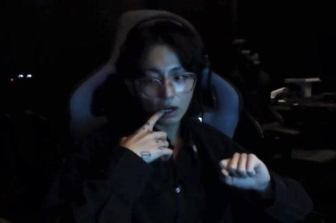 convinced the aesthetic era only exists because his gen z bf handles the tech… leave him alone with the phone once and chaos happens