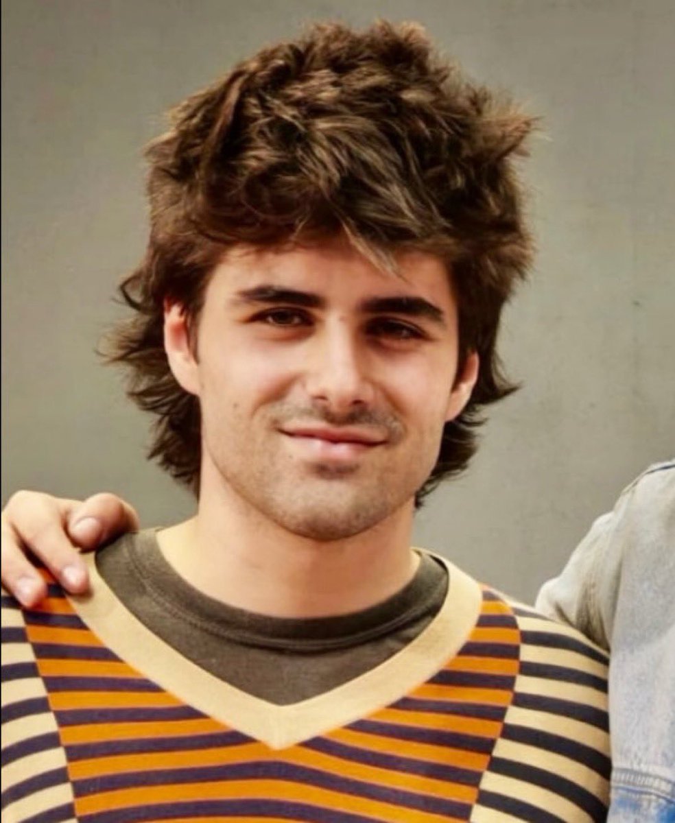 rydingomez's tweet image. ‘tenía una mata de pelo oscuro sin peinar’