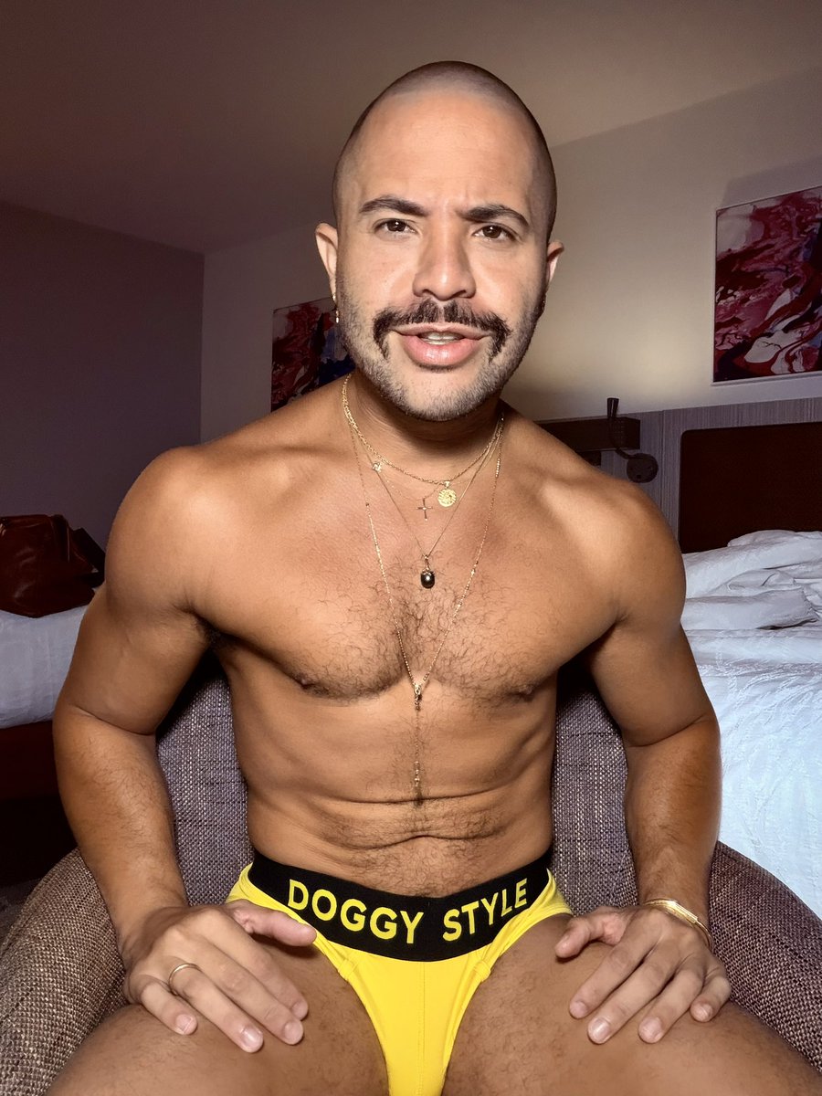 AtopMix's tweet photo. I was just told at the airport, that I have a FUN FIGURE #fitness #boricua #masseur https://t.co/9QyvGnL7QN