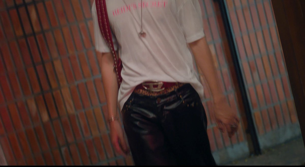 ยัยมาร์วิสโผล่มาแค่นี้ยังไม่เห็นหน้าด้วยซ้ำ แต่sex appealคือกระจัดกระจายมาก โอยยย คนสวยขา