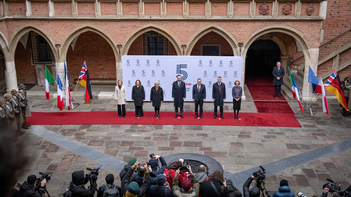 MON_GOV_PL's tweet photo. Wzmacniamy relacje sojusznicze i wolę dalszego działania w ramach Grupy #E5
-
20 lutego br., w #Kraków wicepremier W. @KosiniakKamysz 🇵🇱 gościł ministrów obrony 🇫🇷, 🇩🇪, 🇮🇹 oraz 🇬🇧. W obradach, będących siódmym spotkaniem w tym formacie od 2024 roku, uczestniczyli również: Wysoka Przedstawiciel Unii Europejskiej do Spraw Zagranicznych i Polityki Bezpieczeństwa @kajakallas oraz zastępca Sekretarza Generalnego #NATO Radmila Shekerinska. W obradach, w formule wideokonferencji, uczestniczył również minister obrony 🇺🇦 Mychajło Fedorow.

📄 https://t.co/hAINqDb22M